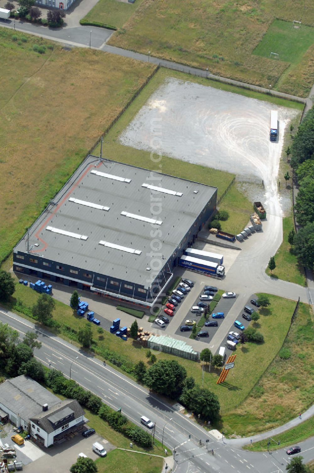 Bergkamen - Rünthe from the bird's eye view: Bürogebäude mit Logistikzentrum der Finnveden Bulten GmbH, Industriestr. 20, 59192 Bergkamen-Rünthe, Tel. +49(0)2389 782-0, Fax +49(0)2389 782-43; Vermietung / Verwaltung: Unternehmensgruppe Markus Gerold, An der Vaerstbrücke 1, 59425 Unna, Tel. +49(0)2303 25036-26, Fax +49(0)2303 25036-27, E-Mail: info@markus-gerold.de