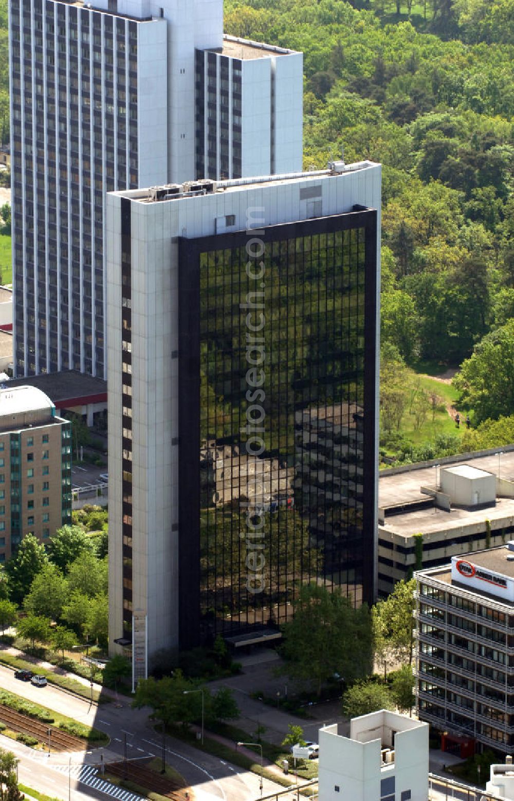 Aerial image Frankfurt am Main - Office building resp. highrise at the street Lyoner Strasse 40 in Frankfurt at the Main in Hesse