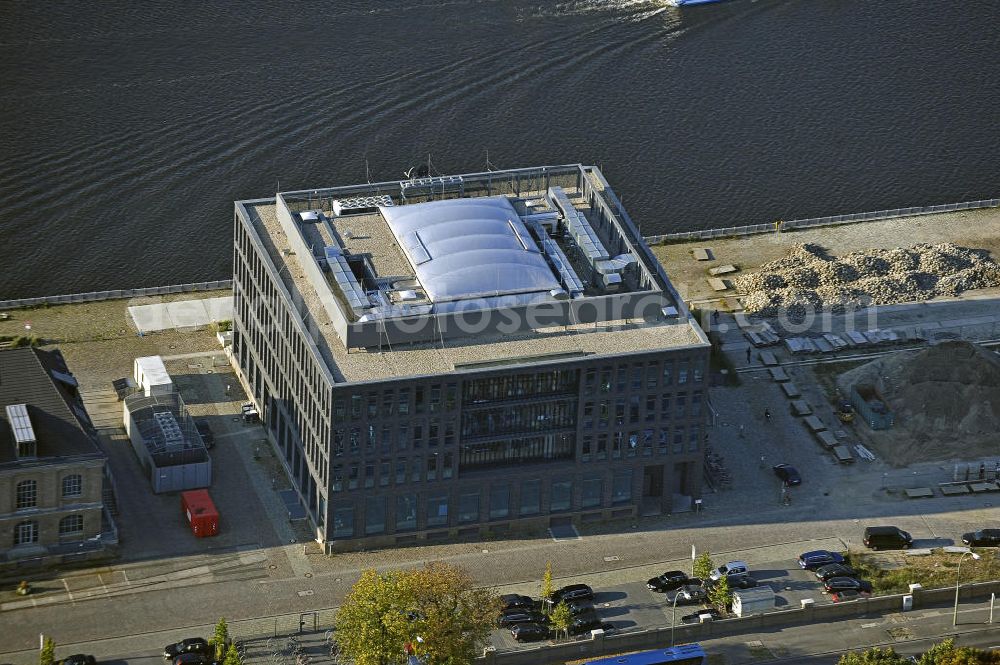 Berlin from above - Der Neubau des Bürogebäudes der MTV-Networks Germany GmbH am Osthafen. Das Gebäude an der Stralauer Allee wurde 2007 fertiggestellt. The new office building of the MTV Networks Germany GmbH on east harbour.