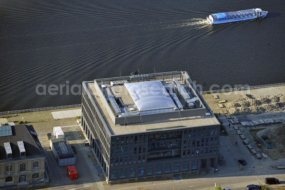 Berlin from the bird's eye view: Der Neubau des Bürogebäudes der MTV-Networks Germany GmbH am Osthafen. Das Gebäude an der Stralauer Allee wurde 2007 fertiggestellt. The new office building of the MTV Networks Germany GmbH on east harbour.