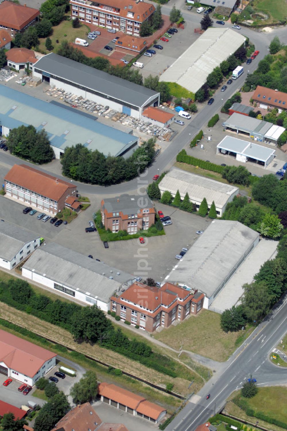 Aerial photograph Kamen-Heeren - Bürogebäude und Produktionshallen im Gewerbegebiet Südfeld / Widestrasse. Adresse: Südfeld, 59174 Kamen-Heeren; Vermietung / Verwaltung: Unternehmensgruppe Markus Gerold, An der Vaerstbrücke 1, 59425 Unna, Tel. +49(0)2303 25036-26, Fax +49(0)2303 25036-27, E-Mail: info@markus-gerold.de