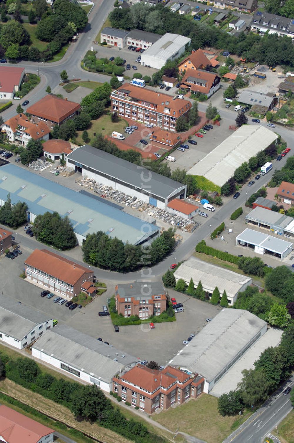 Kamen-Heeren from above - Bürogebäude und Produktionshallen im Gewerbegebiet Südfeld / Widestrasse. Adresse: Südfeld, 59174 Kamen-Heeren; Vermietung / Verwaltung: Unternehmensgruppe Markus Gerold, An der Vaerstbrücke 1, 59425 Unna, Tel. +49(0)2303 25036-26, Fax +49(0)2303 25036-27, E-Mail: info@markus-gerold.de