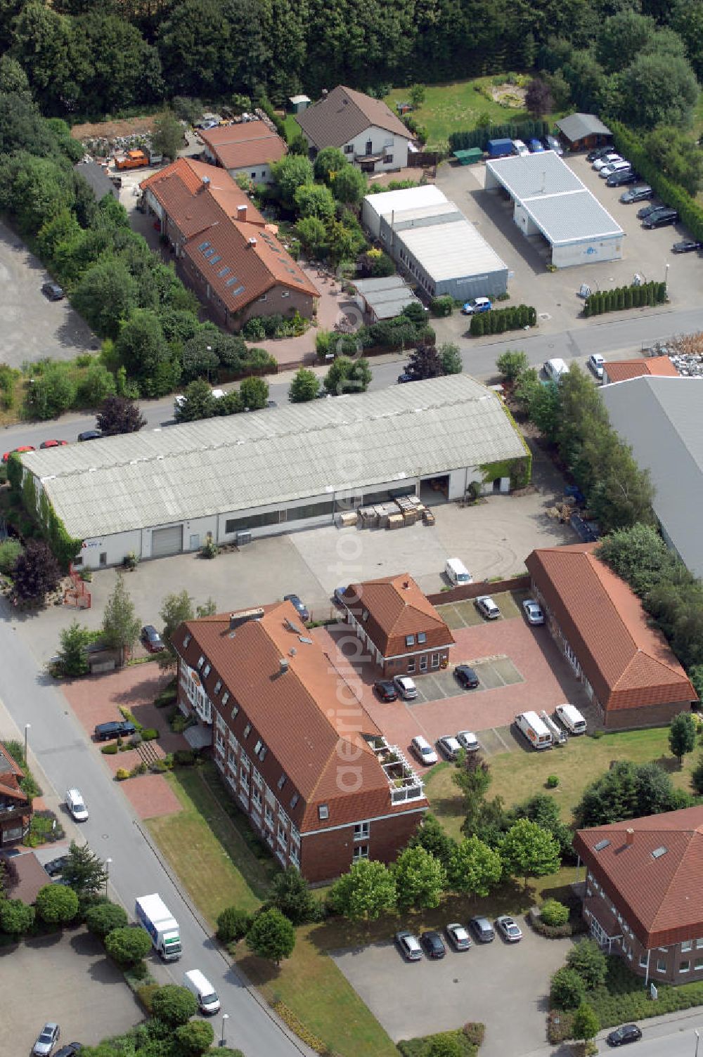 Aerial image Kamen-Heeren - Bürogebäude und Produktionshallen im Gewerbegebiet Südfeld / Widestrasse. Adresse: Südfeld, 59174 Kamen-Heeren; Vermietung / Verwaltung: Unternehmensgruppe Markus Gerold, An der Vaerstbrücke 1, 59425 Unna, Tel. +49(0)2303 25036-26, Fax +49(0)2303 25036-27, E-Mail: info@markus-gerold.de