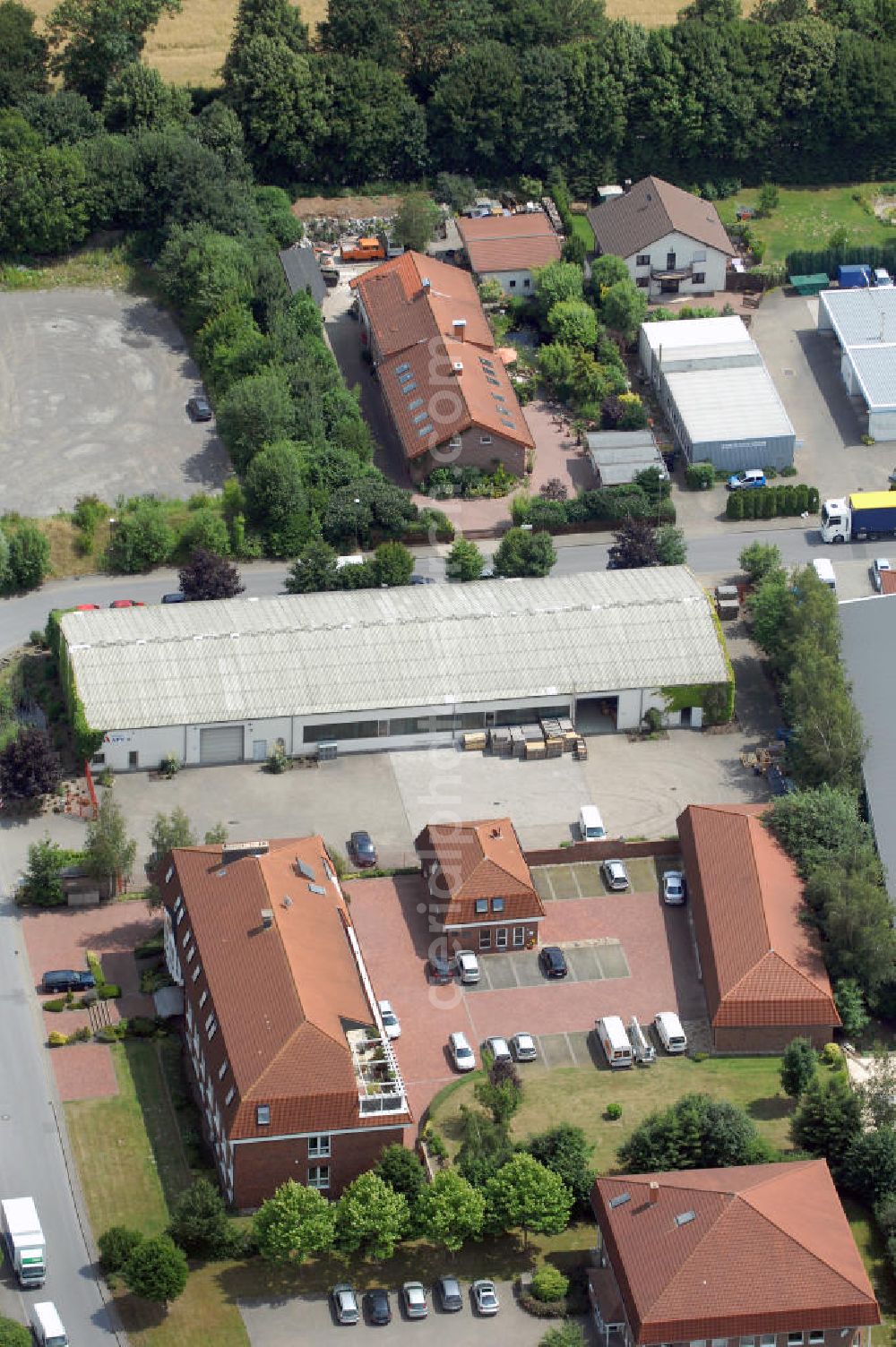 Aerial photograph Kamen-Heeren - Bürogebäude und Produktionshallen im Gewerbegebiet Südfeld / Widestrasse. Adresse: Südfeld, 59174 Kamen-Heeren; Vermietung / Verwaltung: Unternehmensgruppe Markus Gerold, An der Vaerstbrücke 1, 59425 Unna, Tel. +49(0)2303 25036-26, Fax +49(0)2303 25036-27, E-Mail: info@markus-gerold.de