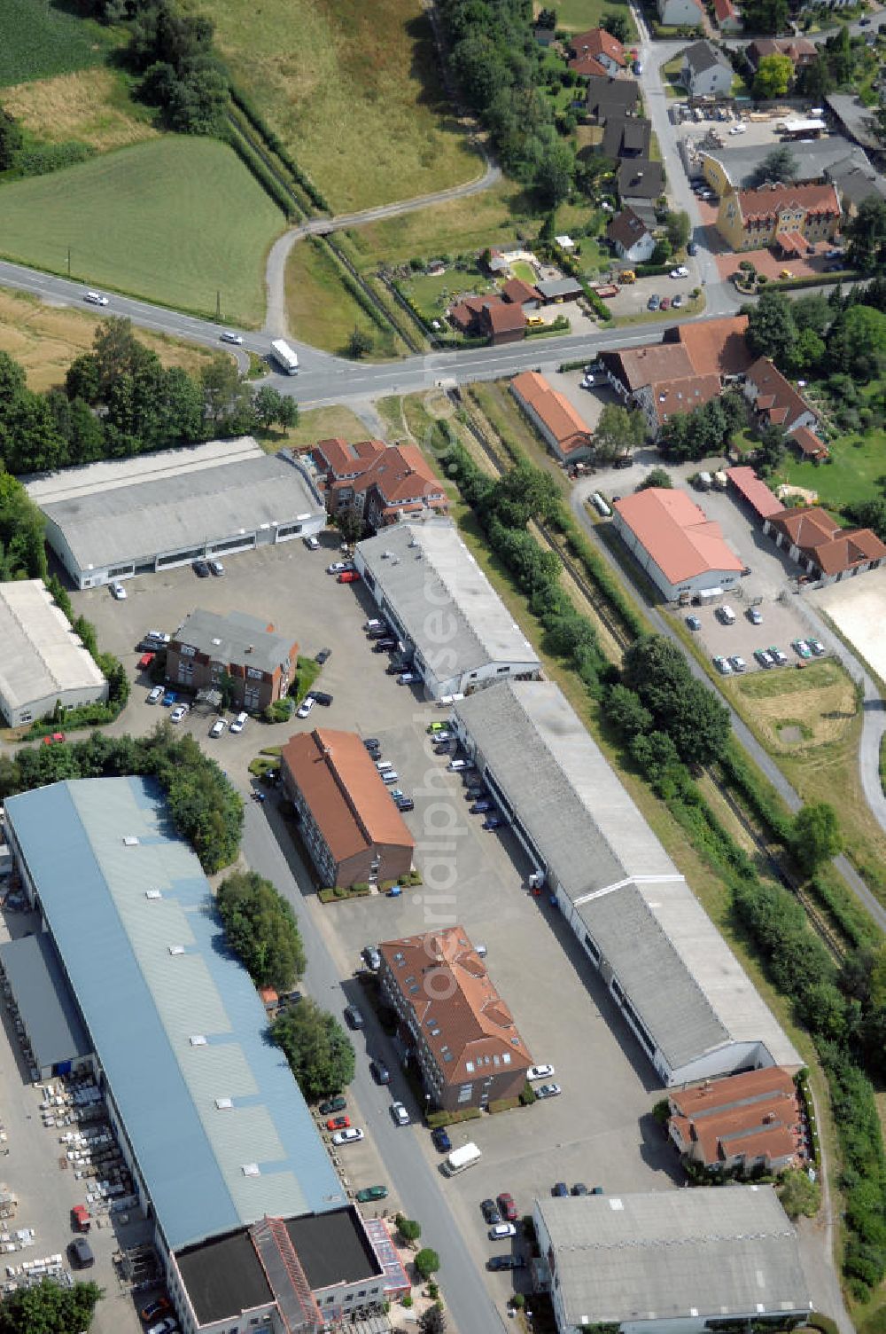 Kamen-Heeren from above - Bürogebäude und Produktionshallen im Gewerbegebiet Südfeld / Widestrasse. Adresse: Südfeld, 59174 Kamen-Heeren; Vermietung / Verwaltung: Unternehmensgruppe Markus Gerold, An der Vaerstbrücke 1, 59425 Unna, Tel. +49(0)2303 25036-26, Fax +49(0)2303 25036-27, E-Mail: info@markus-gerold.de