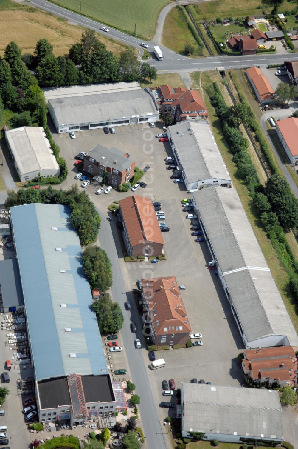 Kamen-Heeren from the bird's eye view: Bürogebäude und Produktionshallen im Gewerbegebiet Südfeld / Widestrasse. Adresse: Südfeld, 59174 Kamen-Heeren; Vermietung / Verwaltung: Unternehmensgruppe Markus Gerold, An der Vaerstbrücke 1, 59425 Unna, Tel. +49(0)2303 25036-26, Fax +49(0)2303 25036-27, E-Mail: info@markus-gerold.de