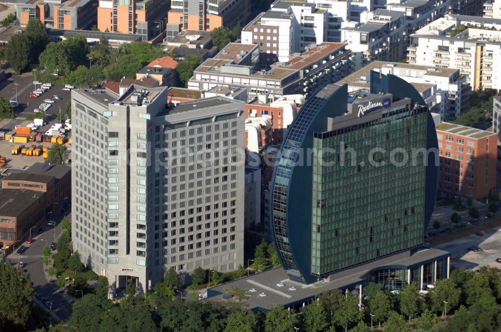 Frankfurt am Main from above - Bürogebäude Scala, nach den Plänen von Christoph Mäckler Architekten ein V-förmig angeordnetes 16-geschossiges Hochhaus mit ca. 25.000 qm Bruttogrundrissfläche. Adresse: Solmsstrasse 91, 60486 Frankfurt - Main; Architekt: Prof. Christoph Mäckler Architekten, Friedrich-Ebert-Anlage 2-14, 60325 Frankfurt am Main, Tel. +49(0)69 285707, Fax +49(0)69 296289, E-Mail: chm@chm.de / Das Blue Heaven Radisson SAS Hotel, Franklinstrasse 65, 60486 Frankfurt am Main, Tel. +49(0)69 770155-0, Fax +49(0)69 770155-10, E-Mail: info.frankfurt@radissonsas.com