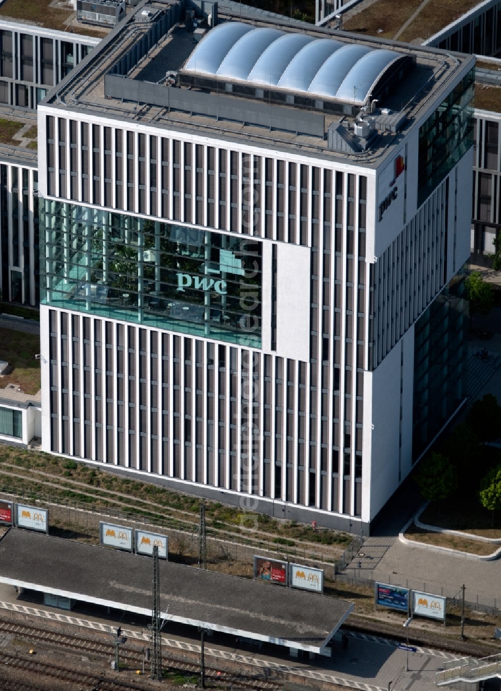 Aerial photograph München - Office building of the administrative and commercial building Skygarden on Bernhard-Wicki-Strasse in the district Maxvorstadt in Munich in the state Bavaria, Germany