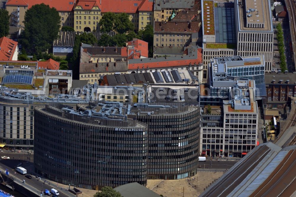 Aerial photograph Berlin Mitte - The Spreedreieck in Berlin Mitte near the station Friedrichstrasse. There is the office block with the importanst tenant, the accounting firm and consulting firm Ernst & Young