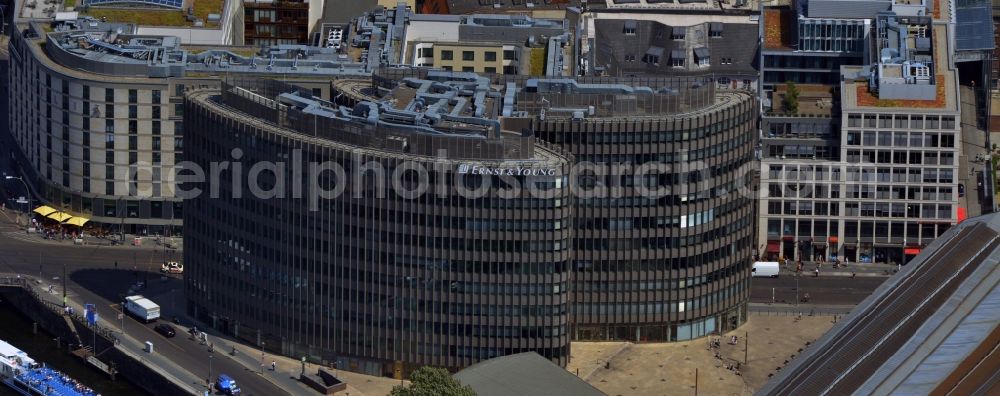 Aerial image Berlin Mitte - The Spreedreieck in Berlin Mitte near the station Friedrichstrasse. There is the office block with the importanst tenant, the accounting firm and consulting firm Ernst & Young