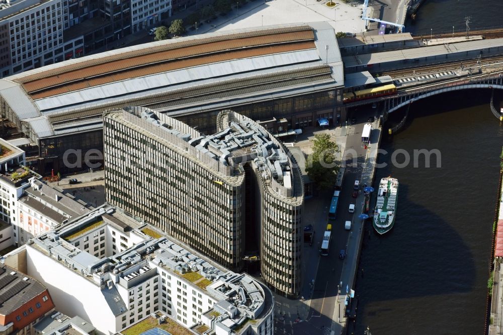 Aerial image Berlin - The Spreedreieck in Berlin Mitte near the station Friedrichstrasse. There is the office block with the importanst tenant, the accounting firm and consulting firm Ernst & Young