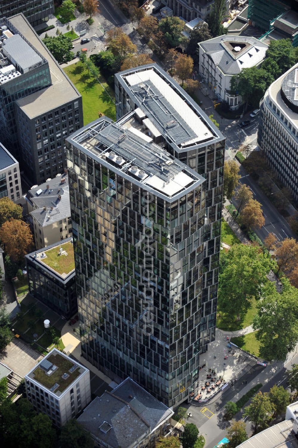 Aerial photograph Frankfurt am Main OT Westend - The 96 meter high office building Westend Duo in FRanlfurt at the Main in Hesse