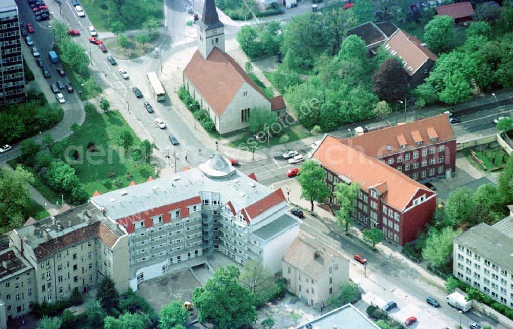 Aerial photograph Berlin - Lichtenberg - Bürohaus Alfred-Kowalke-Str / Str. am Tierpark in Berlin-Lichtenberg.