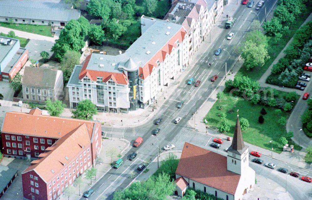 Berlin - Lichtenberg from the bird's eye view: Bürohaus Alfred-Kowalke-Str / Str. am Tierpark in Berlin-Lichtenberg.