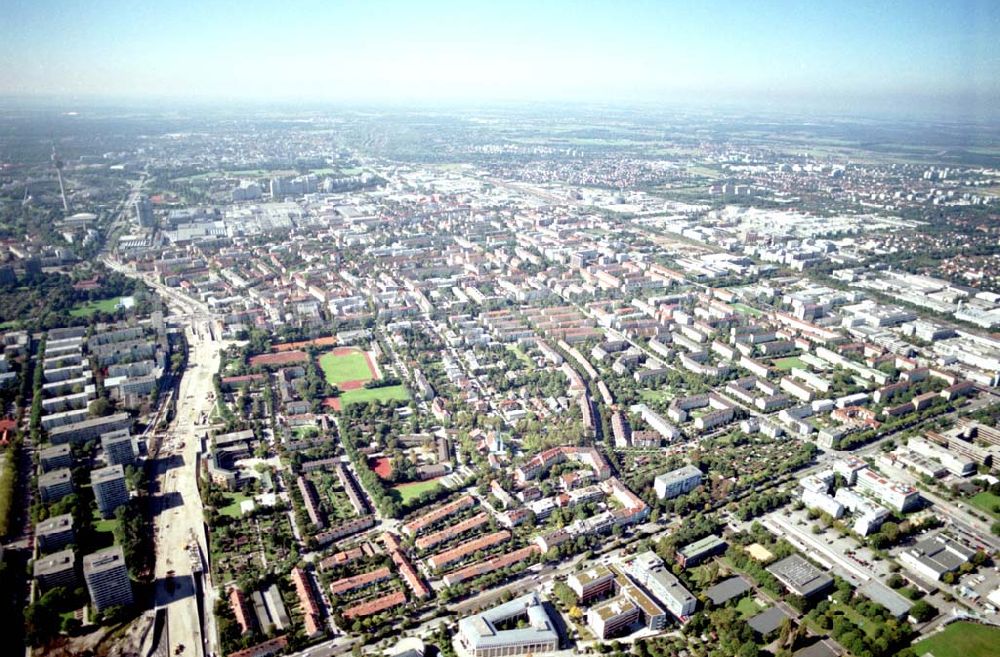 München from the bird's eye view: 30.09.02 Bürohaus der DIFA ( Deutsche Immobilien Fonds AG ) 88807München Leopldstr. 236/238