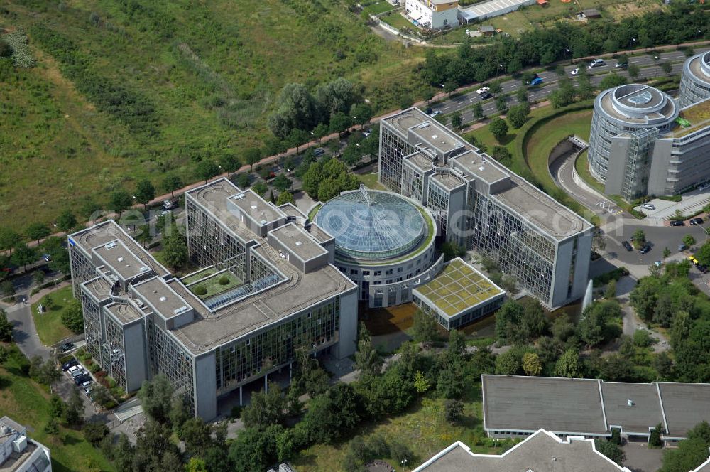 Aerial image Frankfurt am Main - Blick auf das Bürohaus in der Marie-Curie-Straße 30 im Mertonviertel von Frankfurt am Main in Hessen. Das Mertonviertel ist ein etwa 60 Hektar großer Bürostandort im Frankfurter Stadtteil Niederursel. Die Antra Grundstücksverwaltungsgesellschaft mbH ist der Hauptmieter des 1994 erbauten Bürohauses in der Marie-Curie-Straße. Kontakt: Antra Grundstücksverwaltungsgesellschaft mbH, Tel. (0) 69 90 74 53 10