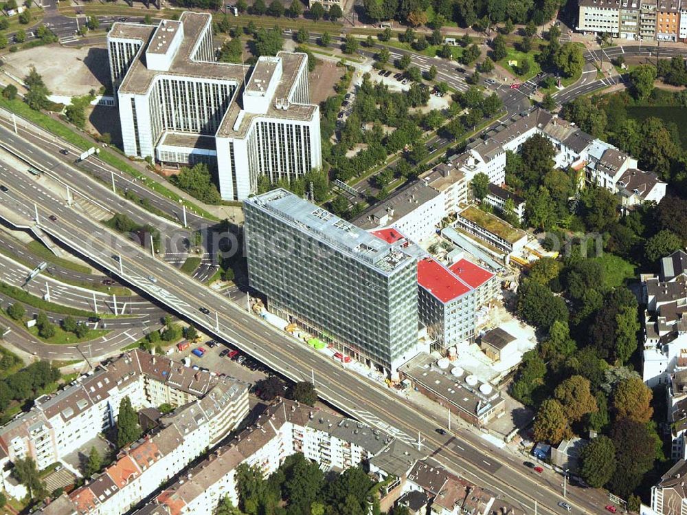 Aerial photograph Düsseldorf (NRW) - 28.08.2005 Düsseldorf (NRW) Bürohaus in der Reichsstraße in der Nähe der Rheinkniebrücke und des Kaiserteichs südlich des Düsseldorfer Stadtzentrums.