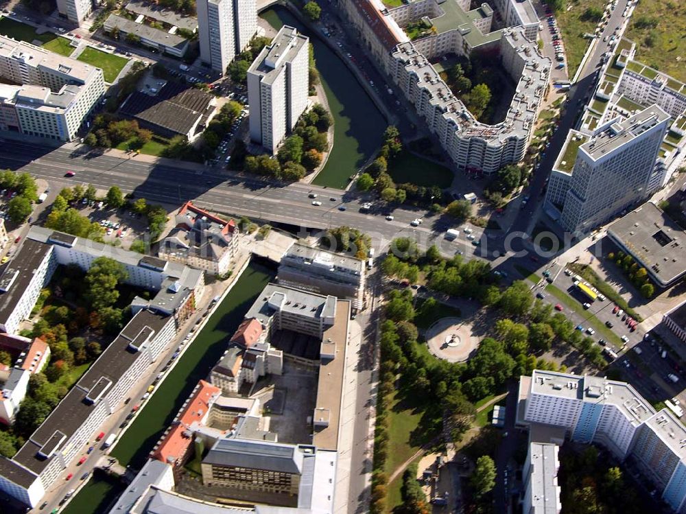 Berlin from the bird's eye view: 07.10.2004 Blick auf das Bürohaus am Auswärtigen Amt am Spittelmarkt . Kleine Kurstraße 15-17 in Berlin-Mitte.