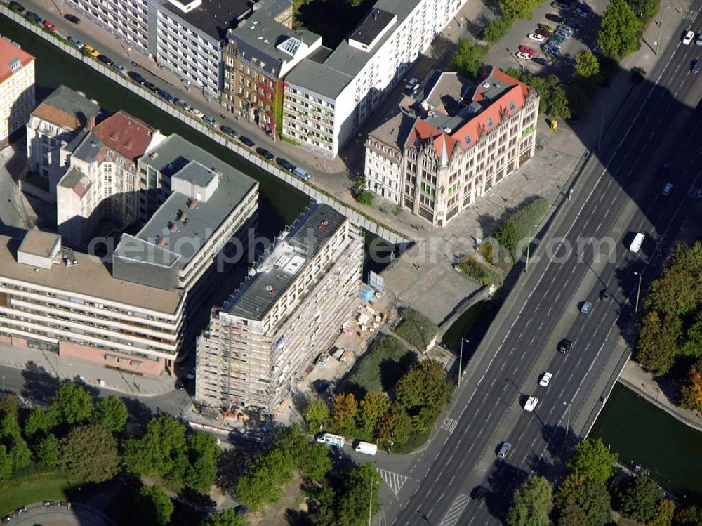 Aerial photograph Berlin - 07.10.2004 Blick auf die Baustelle der SEB zur Errichtung eines Bürohauses am Auswärtigen Amt am Spittelmarkt . Kleine Kurstraße 15-17 in Berlin-Mitte. Ein Projekt der Dr. Henke & Schorr Grundstücksgesellschaft mbH, sowie der SEB Immobilien Investment GmbH Frankfurt/M.