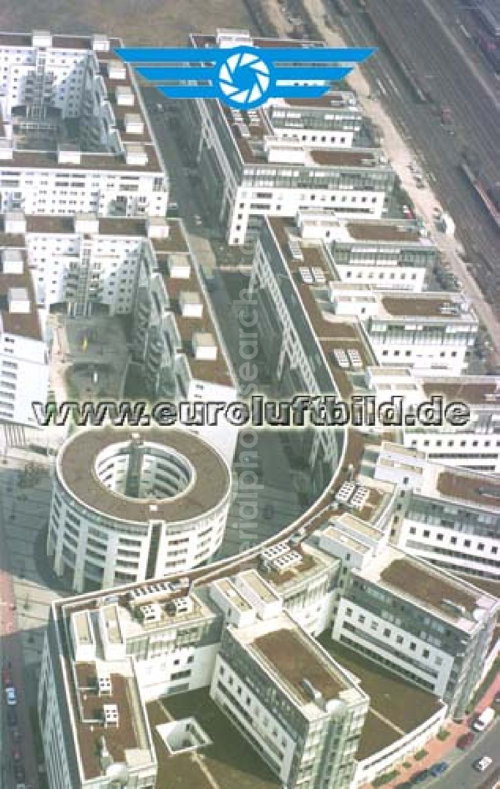 Aerial photograph Frankfurt am Main - Bürohaus- und Wohnanlagenkomplex Galluspark in Frankfurt / Main.