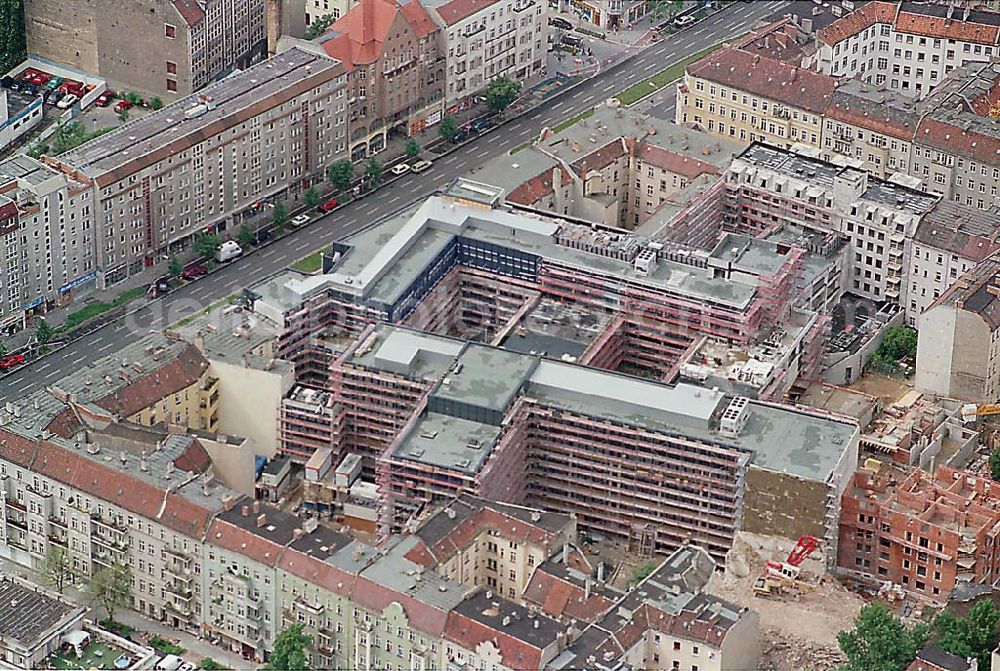 Berlin / Friedrichshain from above - 23.06.95 Bürohausbau Frankfurter Allee