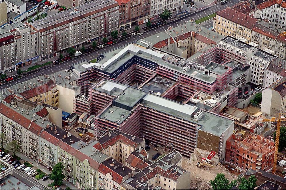 Berlin / Friedrichshain from the bird's eye view: 23.06.95 Bürohausbau Frankfurter Allee