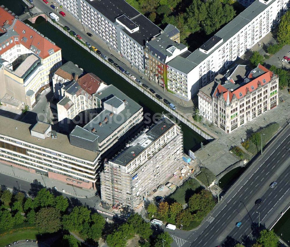 Aerial photograph Berlin - 07.10.2004 07.10.2004 Blick auf die Baustelle der SEB zur Errichtung eines Bürohauses am Auswärtigen Amt am Spittelmarkt . Kleine Kurstraße 15-17 in Berlin-Mitte. Ein Projekt der Dr. Henke & Schorr Grundstücksgesellschaft mbH, sowie der SEB Immobilien Investment GmbH Frankfurt/M.