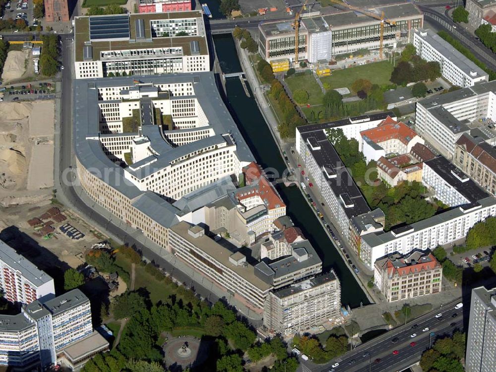 Berlin from above - 07.10.2004 07.10.2004 Blick auf die Baustelle der SEB zur Errichtung eines Bürohauses am Auswärtigen Amt am Spittelmarkt . Kleine Kurstraße 15-17 in Berlin-Mitte. Ein Projekt der Dr. Henke & Schorr Grundstücksgesellschaft mbH, sowie der SEB Immobilien Investment GmbH Frankfurt/M.