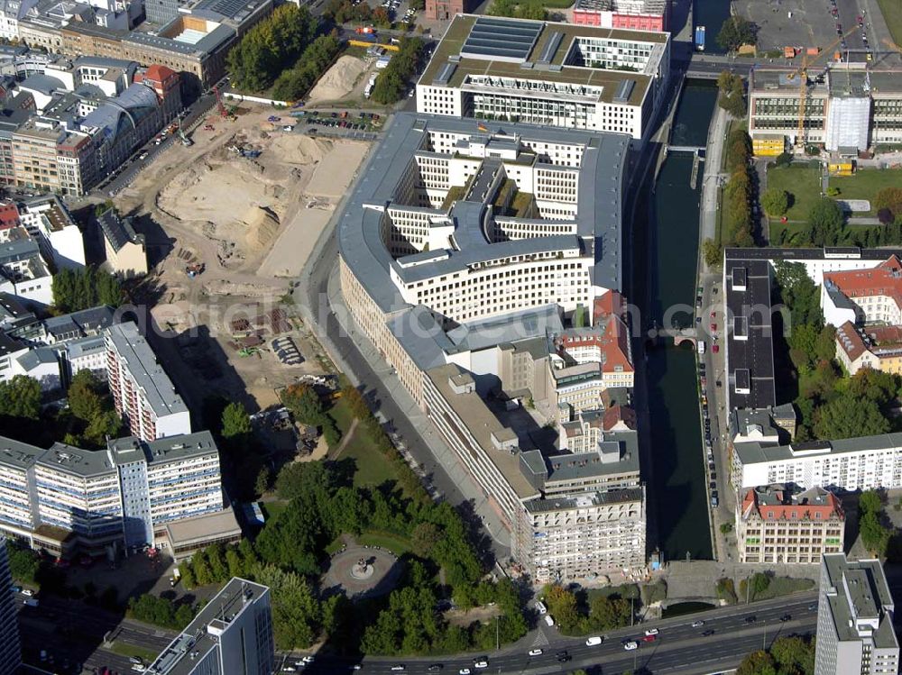 Berlin from the bird's eye view: 07.10.2004 07.10.2004 Blick auf die Baustelle der SEB zur Errichtung eines Bürohauses am Auswärtigen Amt am Spittelmarkt . Kleine Kurstraße 15-17 in Berlin-Mitte. Ein Projekt der Dr. Henke & Schorr Grundstücksgesellschaft mbH, sowie der SEB Immobilien Investment GmbH Frankfurt/M.