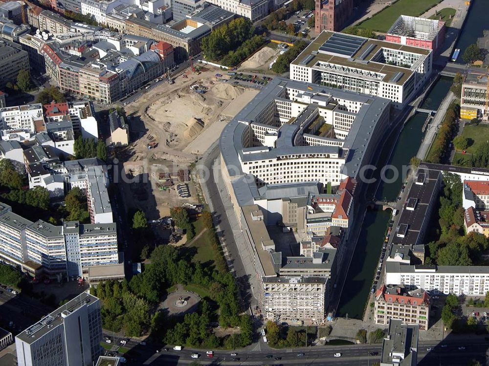 Aerial image Berlin - 07.10.2004 07.10.2004 Blick auf die Baustelle der SEB zur Errichtung eines Bürohauses am Auswärtigen Amt am Spittelmarkt . Kleine Kurstraße 15-17 in Berlin-Mitte. Ein Projekt der Dr. Henke & Schorr Grundstücksgesellschaft mbH, sowie der SEB Immobilien Investment GmbH Frankfurt/M.