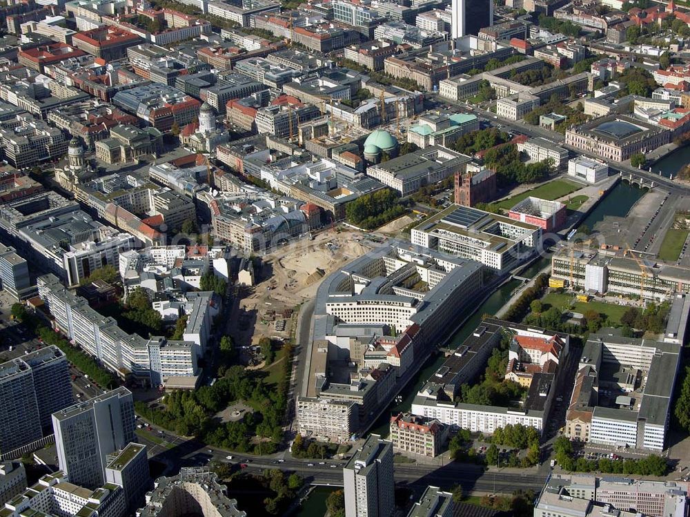 Aerial photograph Berlin - 07.10.2004 07.10.2004 Blick auf die Baustelle der SEB zur Errichtung eines Bürohauses am Auswärtigen Amt am Spittelmarkt . Kleine Kurstraße 15-17 in Berlin-Mitte. Ein Projekt der Dr. Henke & Schorr Grundstücksgesellschaft mbH, sowie der SEB Immobilien Investment GmbH Frankfurt/M.