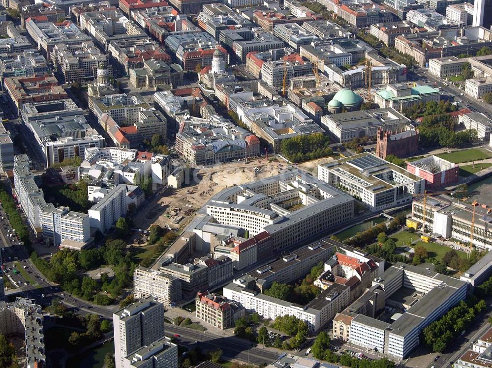 Berlin from above - 07.10.2004 07.10.2004 Blick auf die Baustelle der SEB zur Errichtung eines Bürohauses am Auswärtigen Amt am Spittelmarkt . Kleine Kurstraße 15-17 in Berlin-Mitte. Ein Projekt der Dr. Henke & Schorr Grundstücksgesellschaft mbH, sowie der SEB Immobilien Investment GmbH Frankfurt/M.