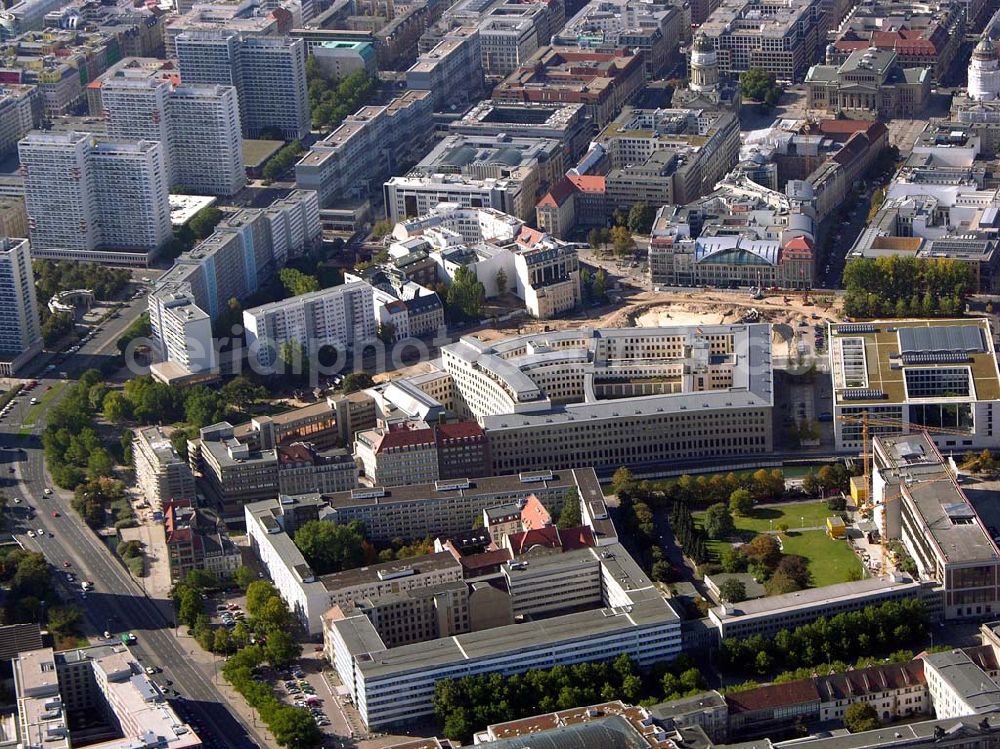 Aerial image Berlin - 07.10.2004 07.10.2004 Blick auf die Baustelle der SEB zur Errichtung eines Bürohauses am Auswärtigen Amt am Spittelmarkt . Kleine Kurstraße 15-17 in Berlin-Mitte. Ein Projekt der Dr. Henke & Schorr Grundstücksgesellschaft mbH, sowie der SEB Immobilien Investment GmbH Frankfurt/M.