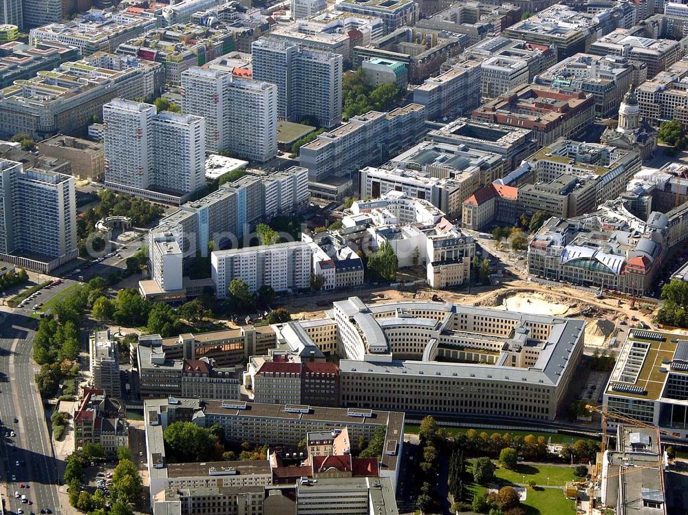 Aerial photograph Berlin - 07.10.2004 07.10.2004 Blick auf die Baustelle der SEB zur Errichtung eines Bürohauses am Auswärtigen Amt am Spittelmarkt . Kleine Kurstraße 15-17 in Berlin-Mitte. Ein Projekt der Dr. Henke & Schorr Grundstücksgesellschaft mbH, sowie der SEB Immobilien Investment GmbH Frankfurt/M.