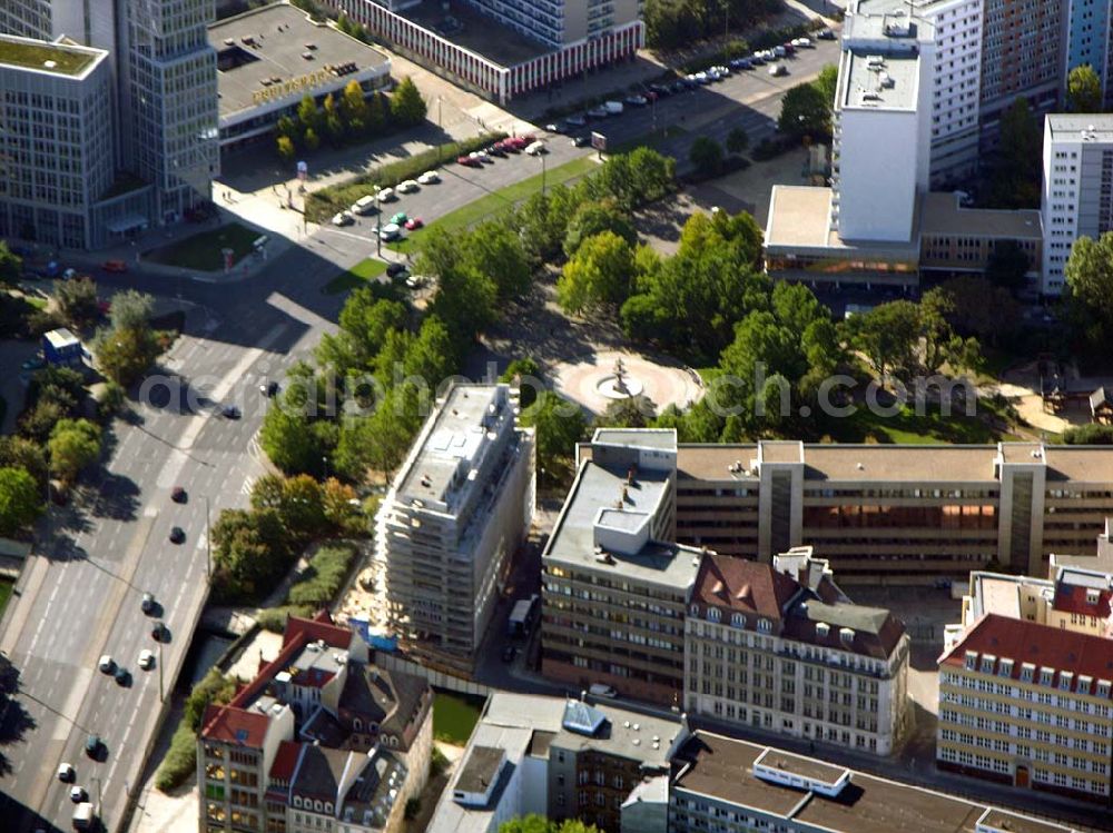 Berlin from above - 07.10.2004 07.10.2004 Blick auf die Baustelle der SEB zur Errichtung eines Bürohauses am Auswärtigen Amt am Spittelmarkt . Kleine Kurstraße 15-17 in Berlin-Mitte. Ein Projekt der Dr. Henke & Schorr Grundstücksgesellschaft mbH, sowie der SEB Immobilien Investment GmbH Frankfurt/M.