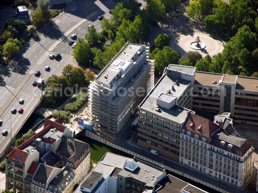 Berlin from the bird's eye view: 07.10.2004 07.10.2004 Blick auf die Baustelle der SEB zur Errichtung eines Bürohauses am Auswärtigen Amt am Spittelmarkt . Kleine Kurstraße 15-17 in Berlin-Mitte. Ein Projekt der Dr. Henke & Schorr Grundstücksgesellschaft mbH, sowie der SEB Immobilien Investment GmbH Frankfurt/M.