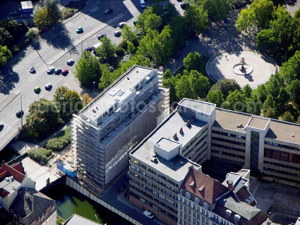 Aerial image Berlin - 07.10.2004 07.10.2004 Blick auf die Baustelle der SEB zur Errichtung eines Bürohauses am Auswärtigen Amt am Spittelmarkt . Kleine Kurstraße 15-17 in Berlin-Mitte. Ein Projekt der Dr. Henke & Schorr Grundstücksgesellschaft mbH, sowie der SEB Immobilien Investment GmbH Frankfurt/M.