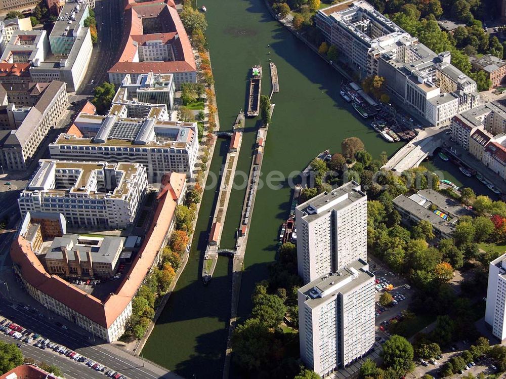 Aerial photograph Berlin - 07.10.2004 07.10.2004 Blick auf die Baustelle der SEB zur Errichtung eines Bürohauses am Auswärtigen Amt am Spittelmarkt . Kleine Kurstraße 15-17 in Berlin-Mitte. Ein Projekt der Dr. Henke & Schorr Grundstücksgesellschaft mbH, sowie der SEB Immobilien Investment GmbH Frankfurt/M.