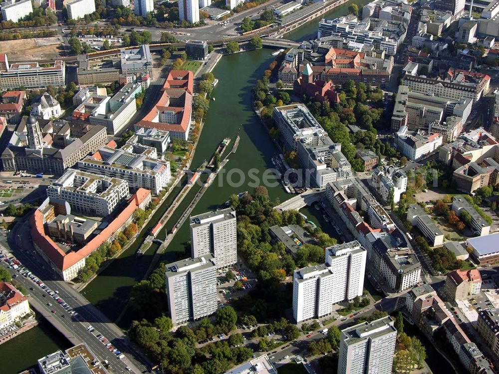 Berlin from above - 07.10.2004 07.10.2004 Blick auf die Baustelle der SEB zur Errichtung eines Bürohauses am Auswärtigen Amt am Spittelmarkt . Kleine Kurstraße 15-17 in Berlin-Mitte. Ein Projekt der Dr. Henke & Schorr Grundstücksgesellschaft mbH, sowie der SEB Immobilien Investment GmbH Frankfurt/M.