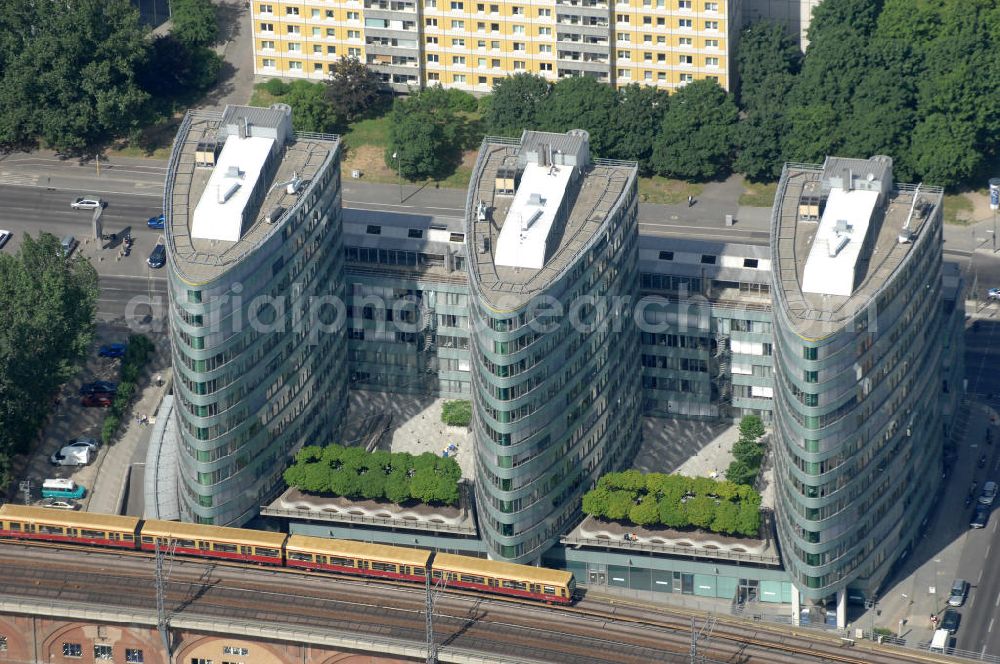 Berlin from above - Blick auf das Bürohauskomplex in der Holzmarktstraße Ecke Michaelkirchstraße zwischen den S-Bahnhöfen Jannowitzbrücke und Ostbahnhof in Berlin-Friedrichshain.