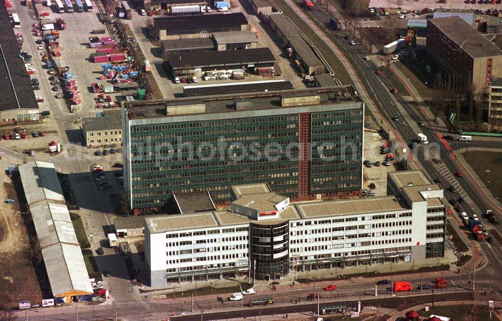 Aerial photograph Berlin - Hohenschönhausen - Bürohauskomplex an der Wartenberger Straße in Berlin-Hohenschönhausen mit dem Sitz der SGE Verkehrsbau Union GmbH