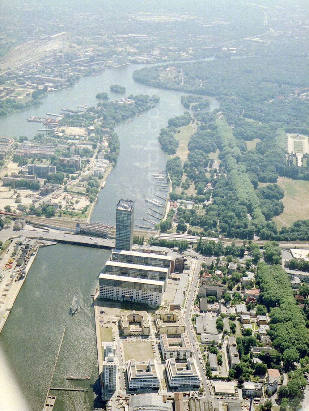 Berlin - Treptow from above - Bürohauskomplexe am Spreeufer in Berlin-Treptow.