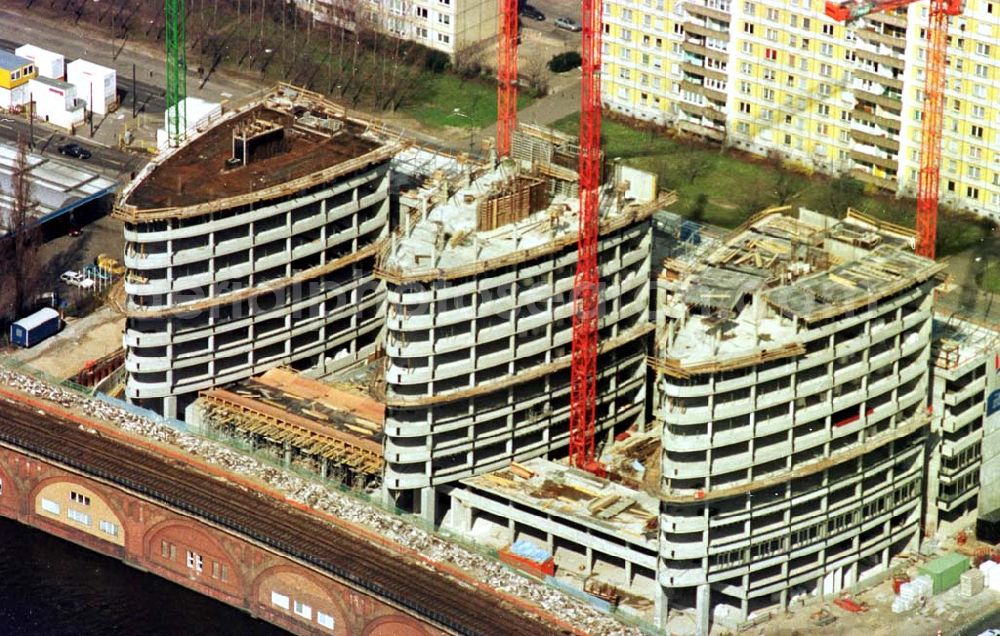 Berlin from the bird's eye view: 26.03.1995 Bürohausneubau am S- Bahnhof Jannowitzbrücke in Berlin-Mitte