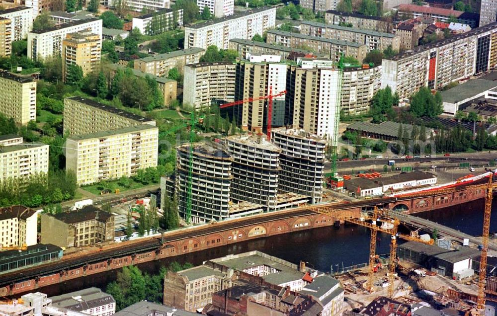 Aerial image Berlin - 26.03.1995 Bürohausneubau am S- Bahnhof Jannowitzbrücke in Berlin-Mitte