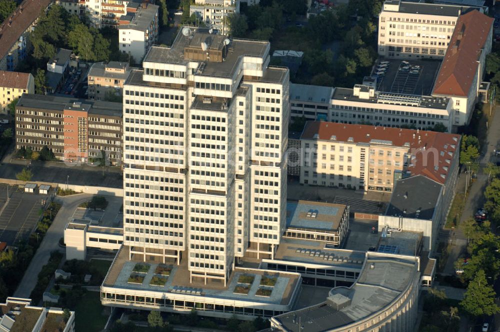 Aerial image Berlin - Blick auf das Gleisnetz am Betriebsbahnhof Schöneweide. Dieser ist links im Bild zu sehen, direkt am Adlergestell. Im Bildzentrum befindet sich die Hauptwerkstatt Berlin-Schöneweide der S-Bahn Berlin GmbH, die sich hauptsächlich mit der Fahrzeugerhaltung des Wagenparkes der Berliner S-Bahn sowie der U- und Straßenbahnzüge der Stadt befasst.