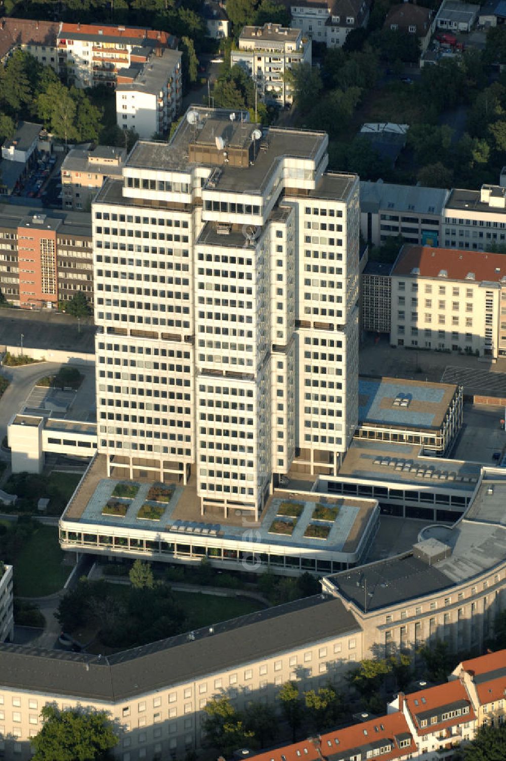 Aerial photograph Berlin - Blick auf das Gleisnetz am Betriebsbahnhof Schöneweide. Dieser ist links im Bild zu sehen, direkt am Adlergestell. Im Bildzentrum befindet sich die Hauptwerkstatt Berlin-Schöneweide der S-Bahn Berlin GmbH, die sich hauptsächlich mit der Fahrzeugerhaltung des Wagenparkes der Berliner S-Bahn sowie der U- und Straßenbahnzüge der Stadt befasst.