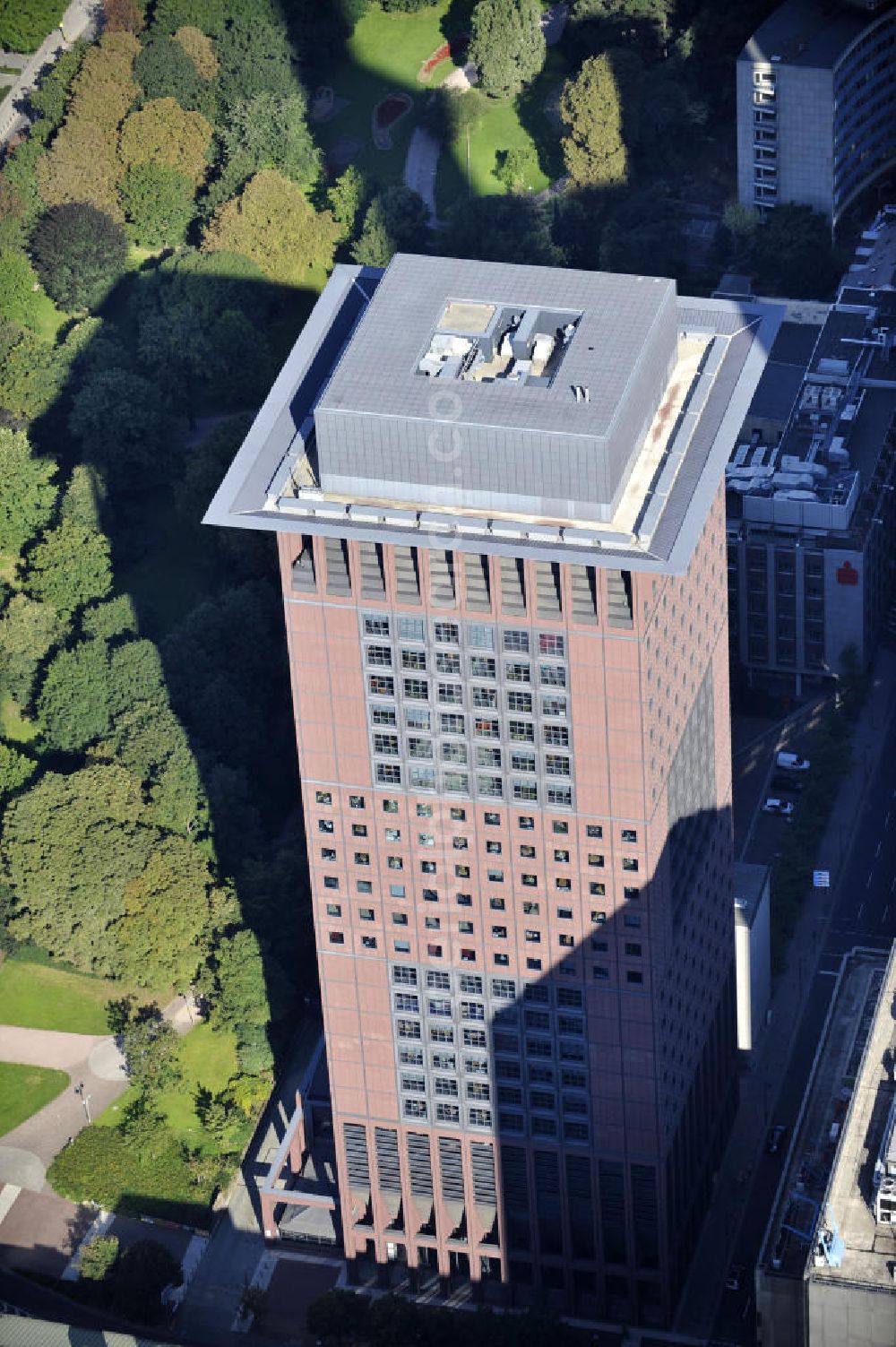 Aerial image Frankfurt am Main - Bürohochhaus Japan Center am Taunustor im Stadtteil Frankfurt am Main-Innenstadt in Hessen. Das Gebäude ist ein Projekt der Commerz Real Commerzbank Gruppe. Es ist u.a. Sitz der Unternehmensberatung McKinsey, der Financial Advisory Firm Accuracy sowie der Anwaltssozietät Allen & Overy. Office Tower Japan Center at the street Taunustor in Frankfurt on the main in the district Innenstadt in Hessen. The building is a project of the group Commerz Real Commerzbank Gruppe. It is - among others - place of business of the business consultancy McKinsey, the Financial Advisory Firm Accuracy as well as the law firm Allen & Overy.