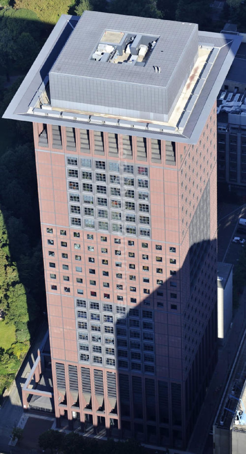 Aerial photograph Frankfurt am Main - Bürohochhaus Japan Center am Taunustor im Stadtteil Frankfurt am Main-Innenstadt in Hessen. Das Gebäude ist ein Projekt der Commerz Real Commerzbank Gruppe. Es ist u.a. Sitz der Unternehmensberatung McKinsey, der Financial Advisory Firm Accuracy sowie der Anwaltssozietät Allen & Overy. Office Tower Japan Center at the street Taunustor in Frankfurt on the main in the district Innenstadt in Hessen. The building is a project of the group Commerz Real Commerzbank Gruppe. It is - among others - place of business of the business consultancy McKinsey, the Financial Advisory Firm Accuracy as well as the law firm Allen & Overy.