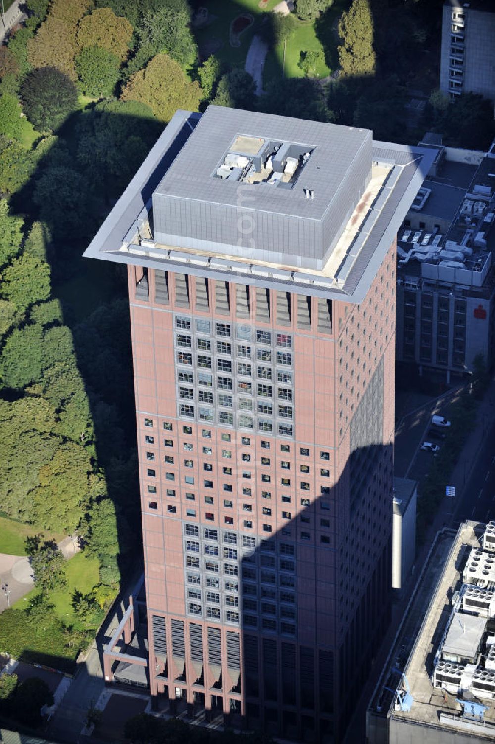 Frankfurt am Main from above - Bürohochhaus Japan Center am Taunustor im Stadtteil Frankfurt am Main-Innenstadt in Hessen. Das Gebäude ist ein Projekt der Commerz Real Commerzbank Gruppe. Es ist u.a. Sitz der Unternehmensberatung McKinsey, der Financial Advisory Firm Accuracy sowie der Anwaltssozietät Allen & Overy. Office Tower Japan Center at the street Taunustor in Frankfurt on the main in the district Innenstadt in Hessen. The building is a project of the group Commerz Real Commerzbank Gruppe. It is - among others - place of business of the business consultancy McKinsey, the Financial Advisory Firm Accuracy as well as the law firm Allen & Overy.