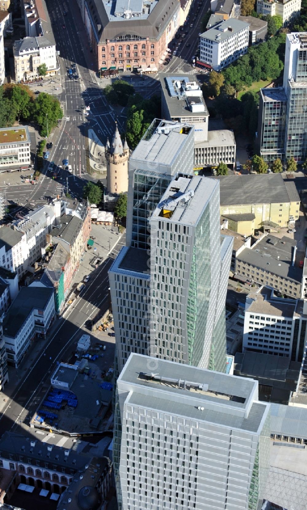 Frankfurt am Main from the bird's eye view: Office highrise Nextower in the inner city at the street Thurn-und-Taxis-Platz in Frankfurt at the Main in Hesse. In the background is the tower Eschenheim